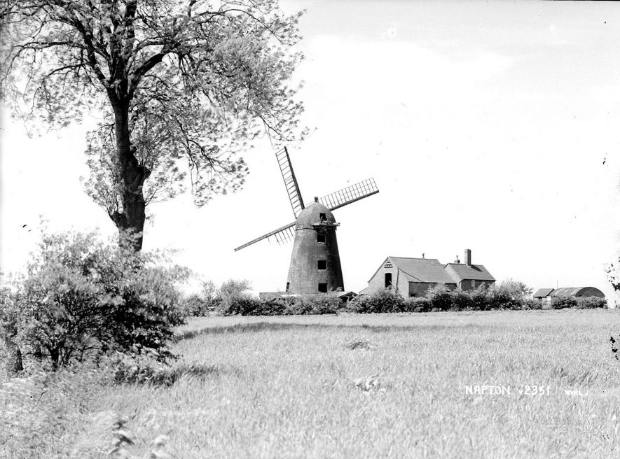 Windmill at Napton on the Hill.  1950s |  IMAGE LOCATION: (Warwickshire County Record Office)
