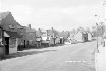 Newbold on Avon.  Village street