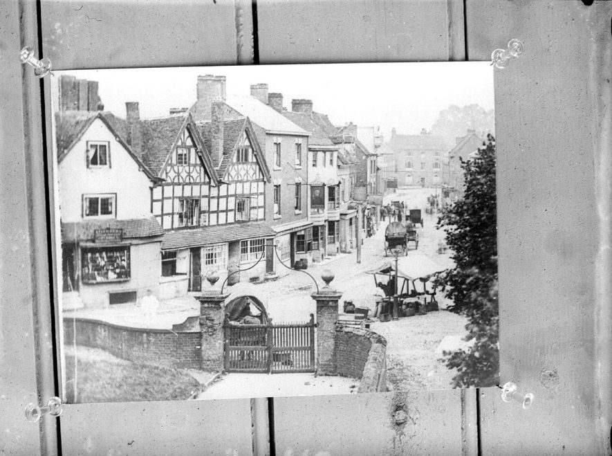 Public House, cottages and terrace houses in Alcester.  1935 |  IMAGE LOCATION: (Warwickshire County Record Office)