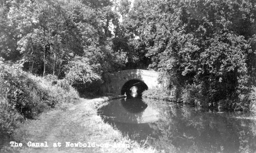 Entrance to the Newbold tunnel on the North Oxford Canal at Newbold on Avon.  1950s |  IMAGE LOCATION: (Warwickshire County Record Office)
