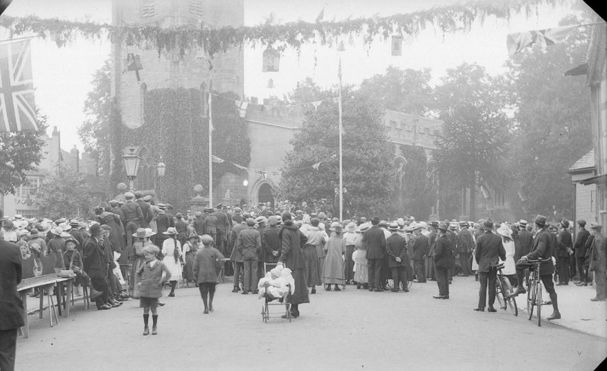 A large public gathering outside St Nicholas church, Alcester.  1920s |  IMAGE LOCATION: (Warwickshire County Record Office)