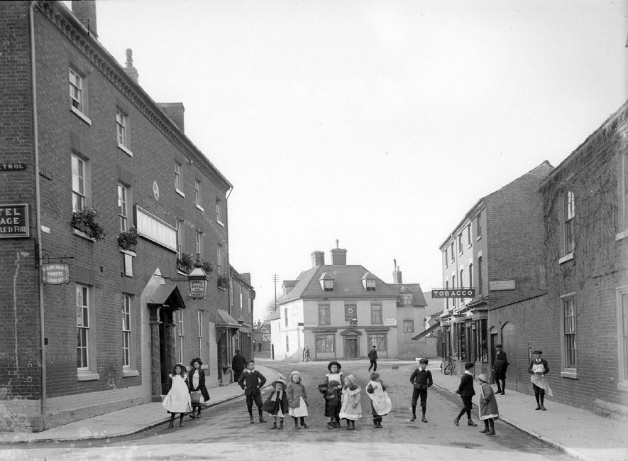 Swan Hotel and Globe Hotel, Swan Street, Alcester.  1900s |  IMAGE LOCATION: (Warwickshire County Record Office)