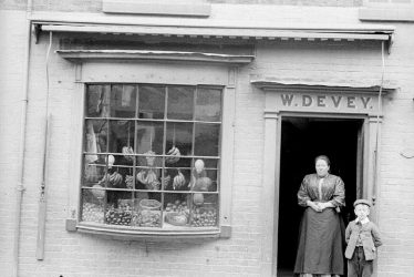 Alcester.  W. Devey's fruit shop