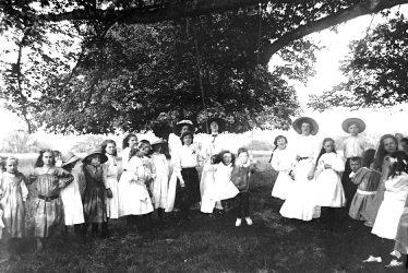 Arrow.  Group of children