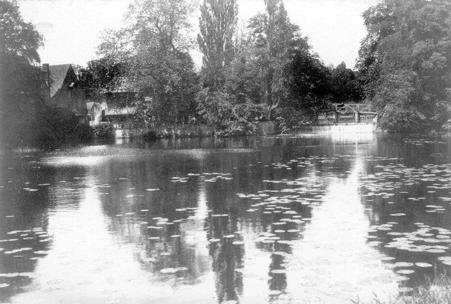 Guy's Cliffe water mill and mill pond, Warwick.  1900s |  IMAGE LOCATION: (Warwickshire County Record Office)