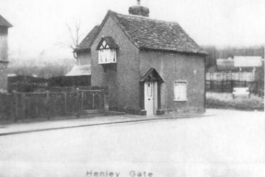 Henley in Arden.  Henley Gate toll house