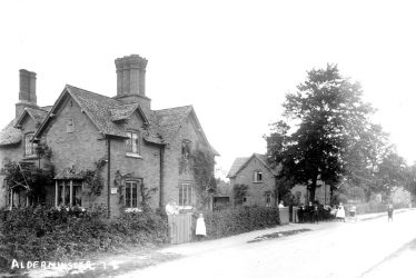 Alderminster.  Village scene