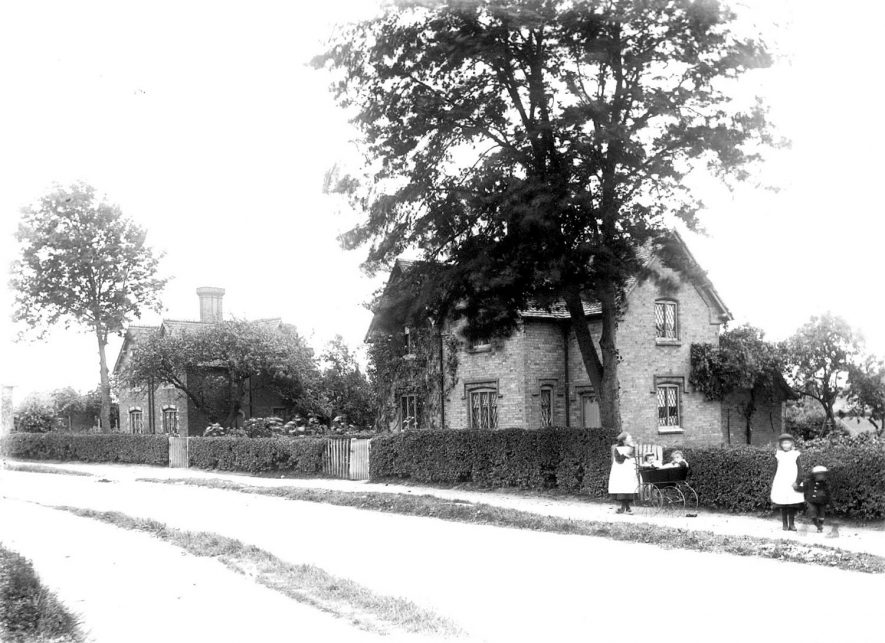 Cottages in Alderminster.  1900s |  IMAGE LOCATION: (Warwickshire County Record Office)