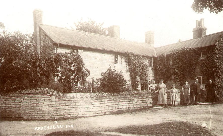 Cottages in Ardens Grafton.  1900s |  IMAGE LOCATION: (Warwickshire County Record Office)