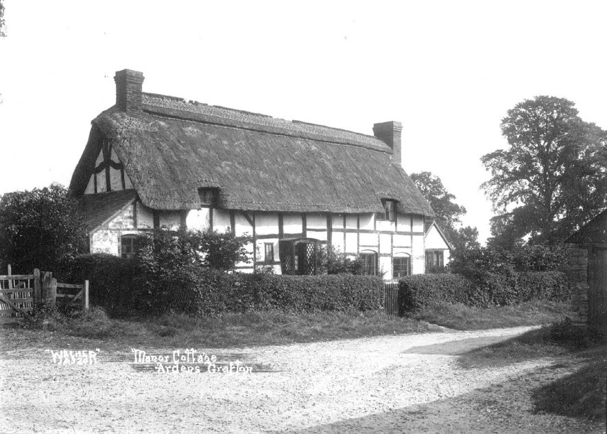 Manor Cottage, Ardens Grafton.  1940s |  IMAGE LOCATION: (Warwickshire County Record Office)