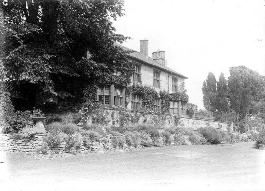 Avonside House and garden, Bidford on Avon.  1930 |  IMAGE LOCATION: (Warwickshire County Record Office)