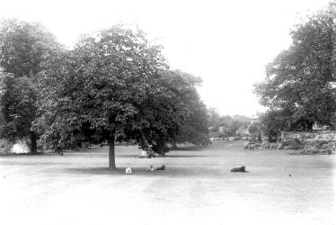 Bidford on Avon.  Avonside House, grounds