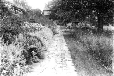 Bidford on Avon.  Avonside House, gardens