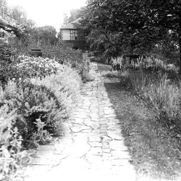 Bidford on Avon.  Avonside House, gardens