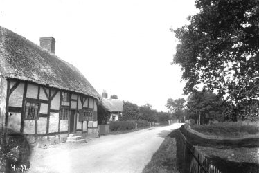 Hampton Lucy.  Thatched cottage