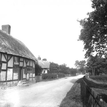 Hampton Lucy.  Thatched cottage