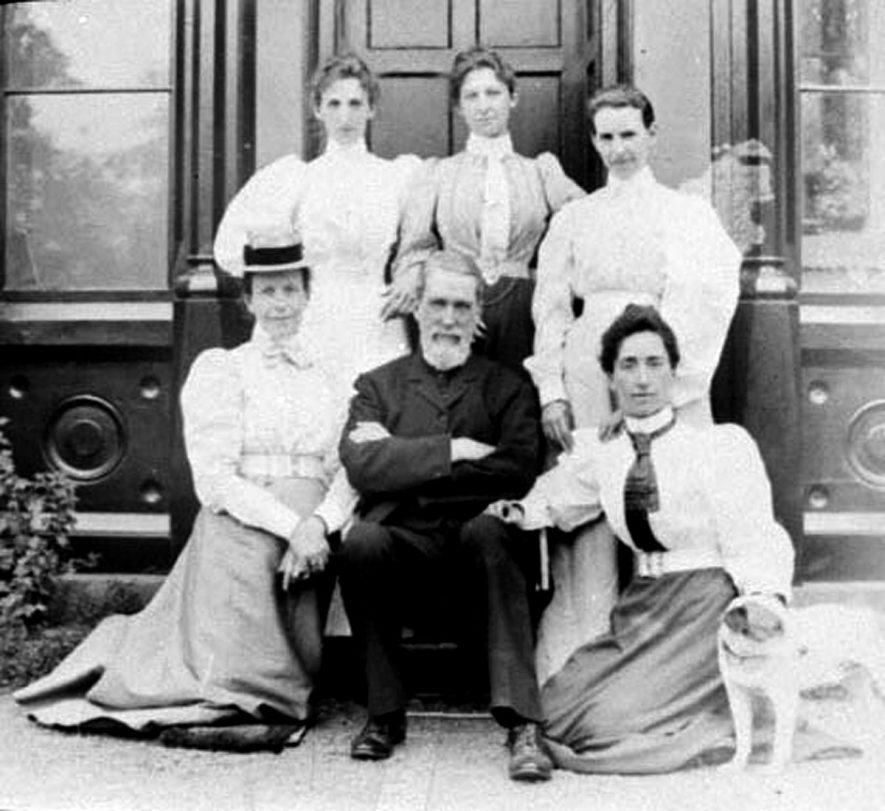 The Rev. T. Smith and his daughters of Lower Brailes.  1900s |  IMAGE LOCATION: (Warwickshire Museums. Photographic Collections.) PEOPLE IN PHOTO: Smith, Revd Thomas, Smith, Misses, Smith as a surname