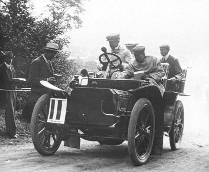 Motor rally at Edgehill. Motor car with team and stewards.  1903 |  IMAGE LOCATION: (Warwickshire Museums. Photographic Collections.)