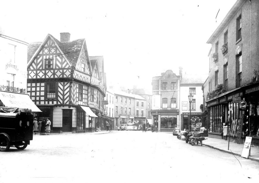Warwick Cornmarket looking towards Swan Street.  1930s |  IMAGE LOCATION: (Warwickshire County Record Office)