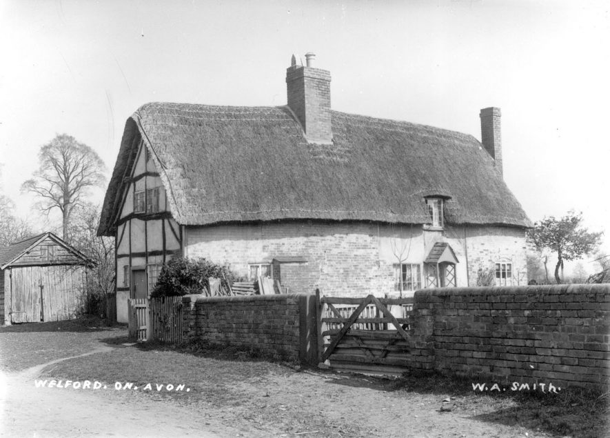 A thatched cottage in Welford on Avon.  1900s |  IMAGE LOCATION: (Warwickshire County Record Office)