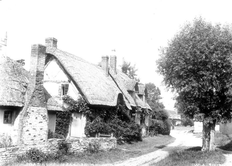 Thatched cottages in Boat Lane, Welford on Avon.  1900s |  IMAGE LOCATION: (Warwickshire County Record Office)