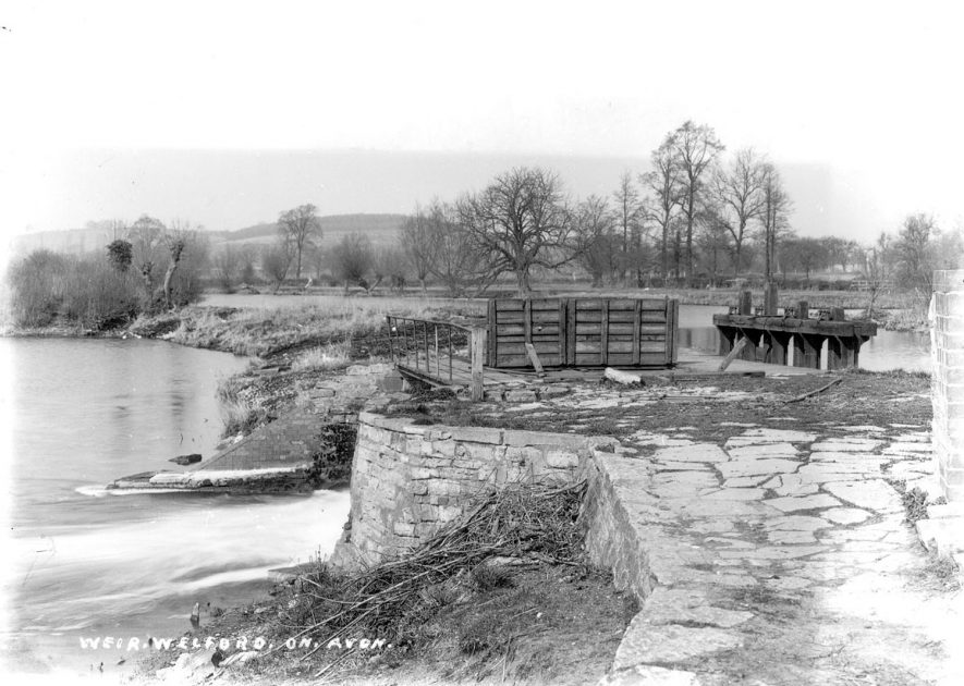 The River Avon at Welford on Avon.  1900s |  IMAGE LOCATION: (Warwickshire County Record Office)