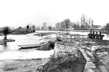Welford on Avon.  Weir and lock on the River Avon