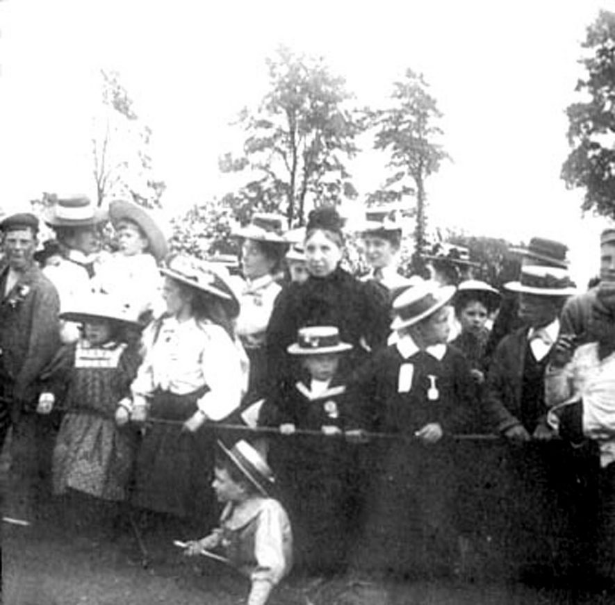 Lower Brailes Jubilee group watching local event, showing Marshall Findlay and Mrs Fox in centre of picture.  1900s |  IMAGE LOCATION: (Warwickshire Museums. Photographic Collections.) PEOPLE IN PHOTO: Fox, Mrs, Fox as a surname, Findlay, Marshall, Findlay as a surname
