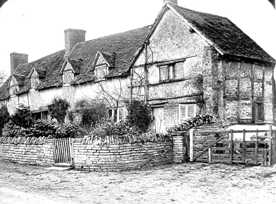Exterior of Mary Arden's House, Wilmcote.  1910s |  IMAGE LOCATION: (Warwickshire Museums. Photographic Collections.)