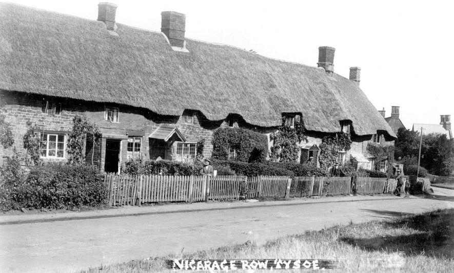 Row of cottages known as Vicarage Row, Tysoe. 1930s |  IMAGE LOCATION: (Warwickshire Museums. Photographic Collections.)