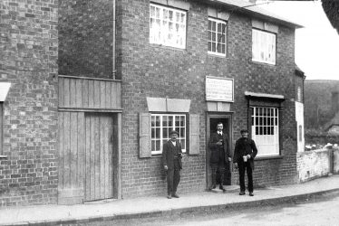 Kineton.  Landlord's son and two characters