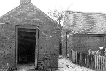 Dordon.  Church Road, joint wash house