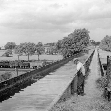 Bearley.  Stratford upon Avon canal aqueduct