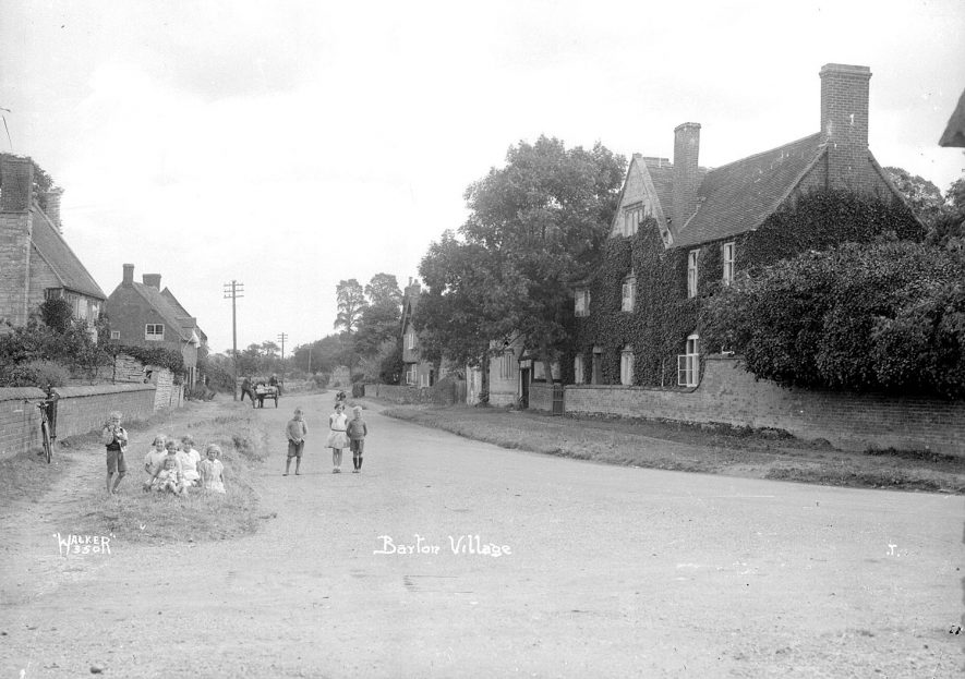 Children in the village street at Barton.  1930s |  IMAGE LOCATION: (Warwickshire County Record Office)