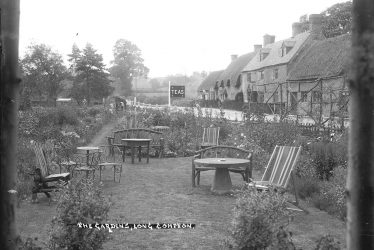 Long Compton.  Gardens