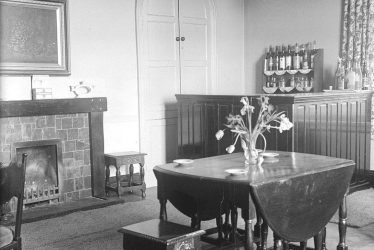 Haselor.  Crown Inn, lounge