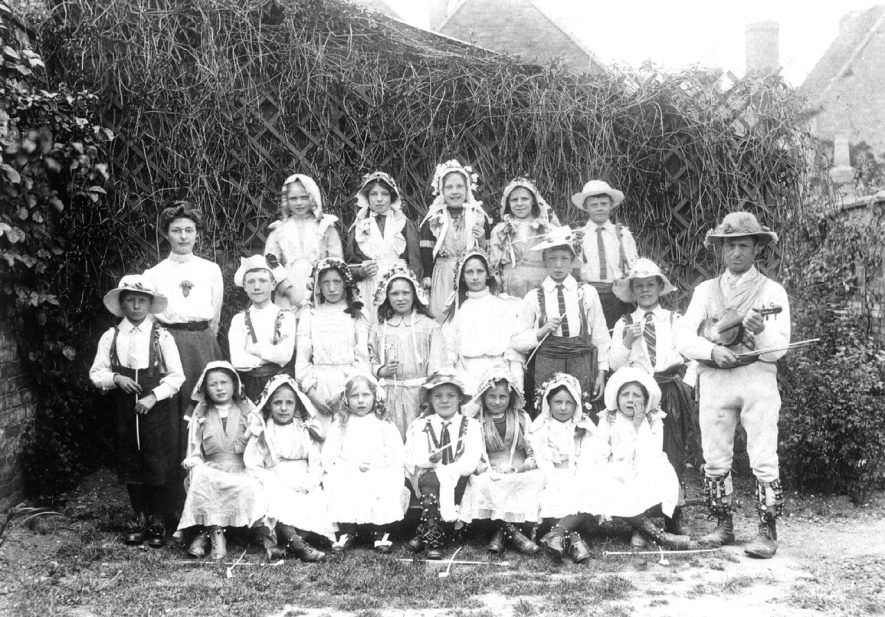 Barford Church of England schoolchildren in May Day dress with Sam Bennett, the well known Fiddler from Ilmington.  1912 |  IMAGE LOCATION: (Warwickshire County Record Office) PEOPLE IN PHOTO: Bennett, Sam, Bennett as a surname