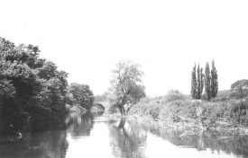 Barford bridge as seen from the end of Keytes Lane, with the River Avon in the foreground.  1967 |  IMAGE LOCATION: (Warwickshire County Record Office)