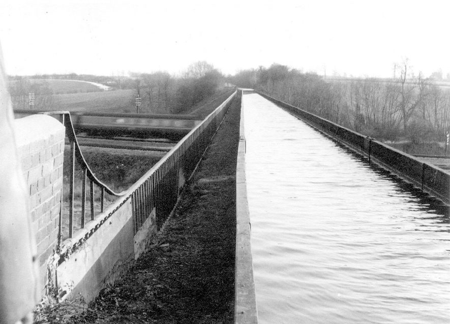 The Stratford upon Avon canal aqueduct at Bearley.  1965 |  IMAGE LOCATION: (Warwickshire County Record Office)