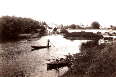 Bidford on Avon.  Church, White Lion and bridge from river