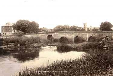 Bidford on Avon.  Bridge and  White Lion public house