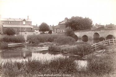 Bidford on Avon.  Bridge, Barlow's boathouse & White Lion public house