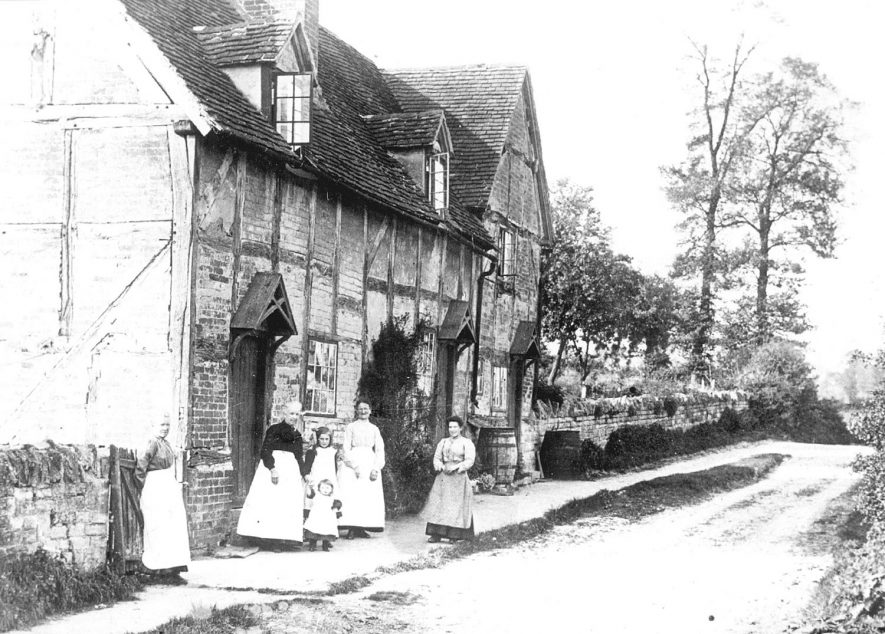 Haselor village street showing cottages.  1920


 |  IMAGE LOCATION: (Warwickshire County Record Office)
