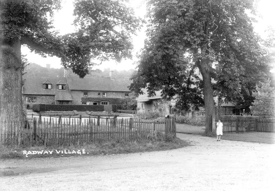Cottages in Radway.  1930s |  IMAGE LOCATION: (Warwickshire County Record Office)