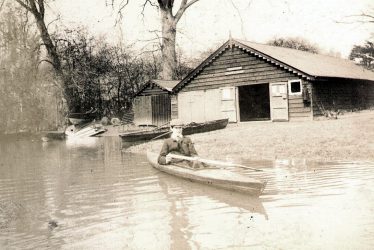 Warwick.  Boat House on The Avon