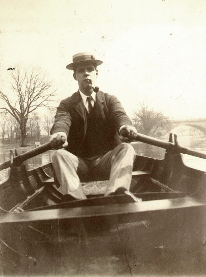 Man rowing a boat on the River Avon, Warwick.  1900s |  IMAGE LOCATION: (Warwickshire County Record Office)