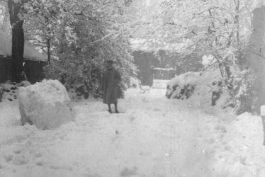 Warwick.  Garden in Jury Street under snow