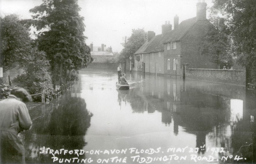 Floods on the Tiddington Road, Stratford upon Avon. A punt and two men are on the water.  May 20th 1932 |  IMAGE LOCATION: (Warwickshire County Record Office)