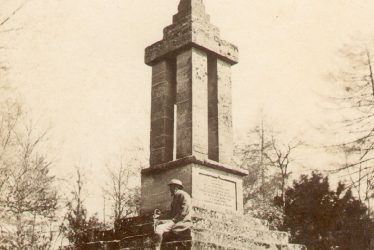 Warwick.  Gaveston Monument, Guys Cliff