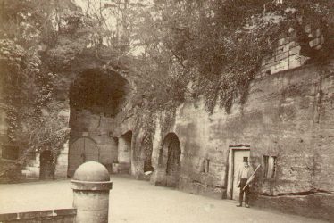 Warwick.  Courtyard, Guys Cliff
